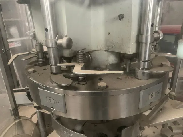 Used capper Delta 406 Bertolaso 9.000 bph