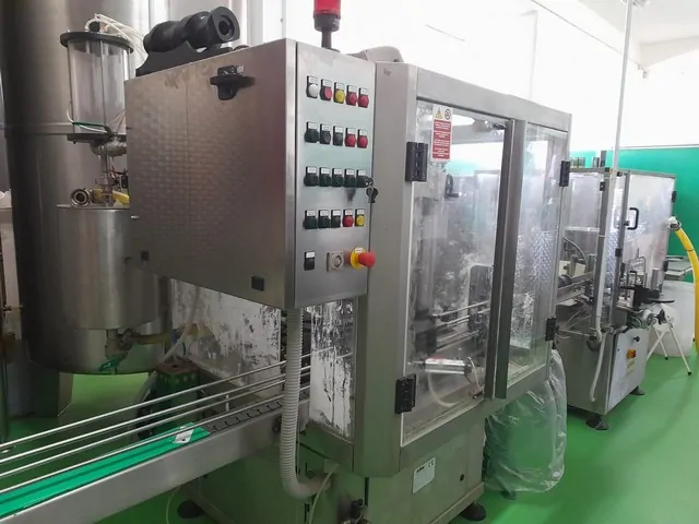 Used Complete Bottling Line Oil 1.500 bph — 4
