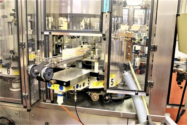 Used labeller P.E. adhesive 12.000 bph — 4